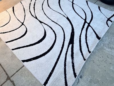 New. Beautiful SQUARE 8x8 Dining Table Area Rug