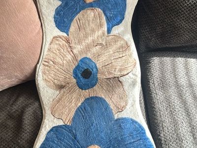 Decorative Floral Runner Rug and White Textured Mat Set