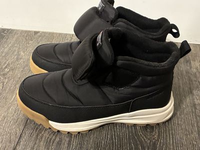 Snow boots size 9