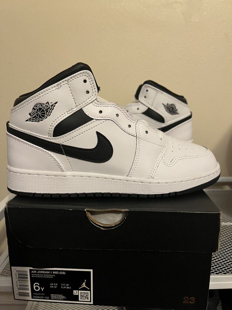 Youth Jordan 1s Size 6