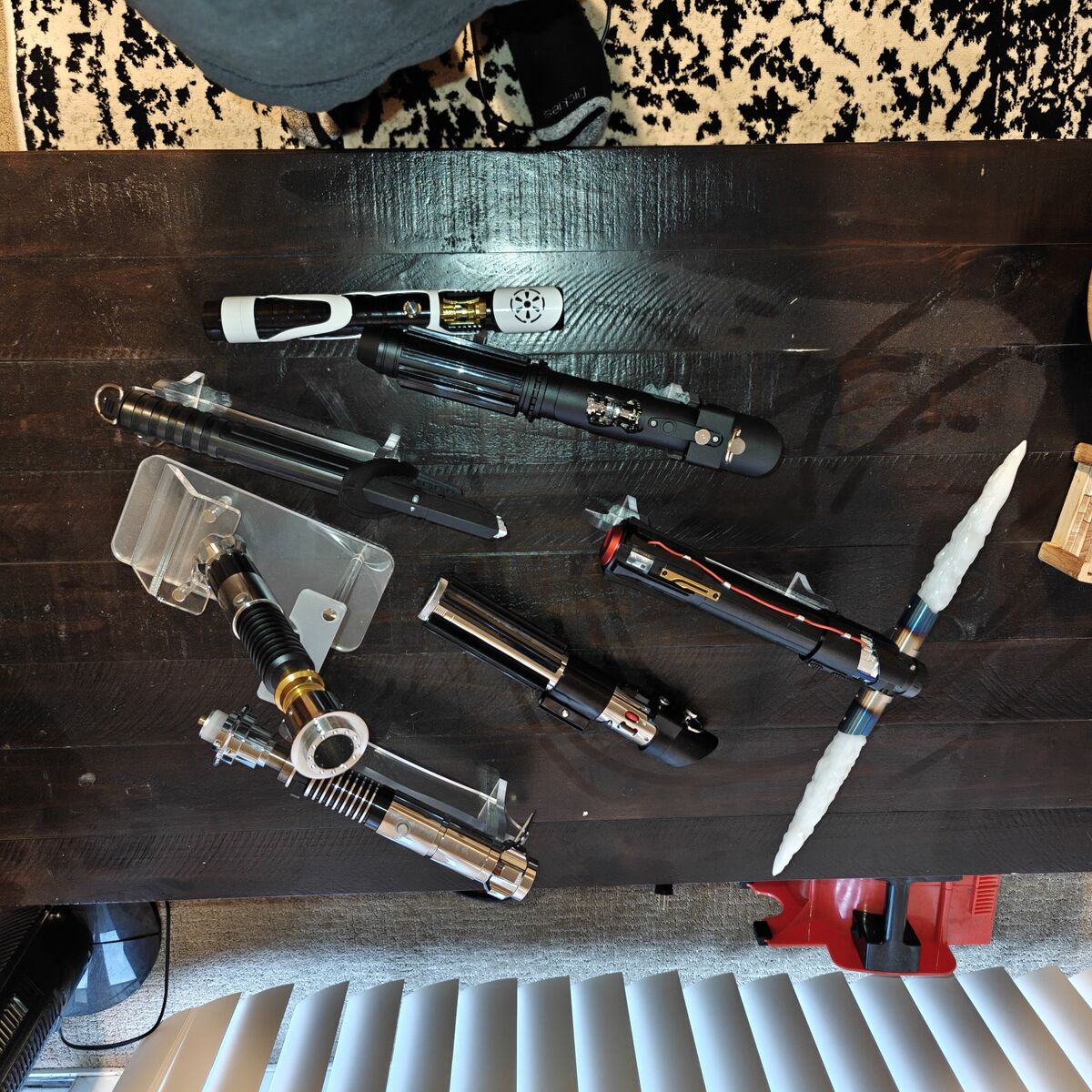 7 Realistic sounds / lights Sabers