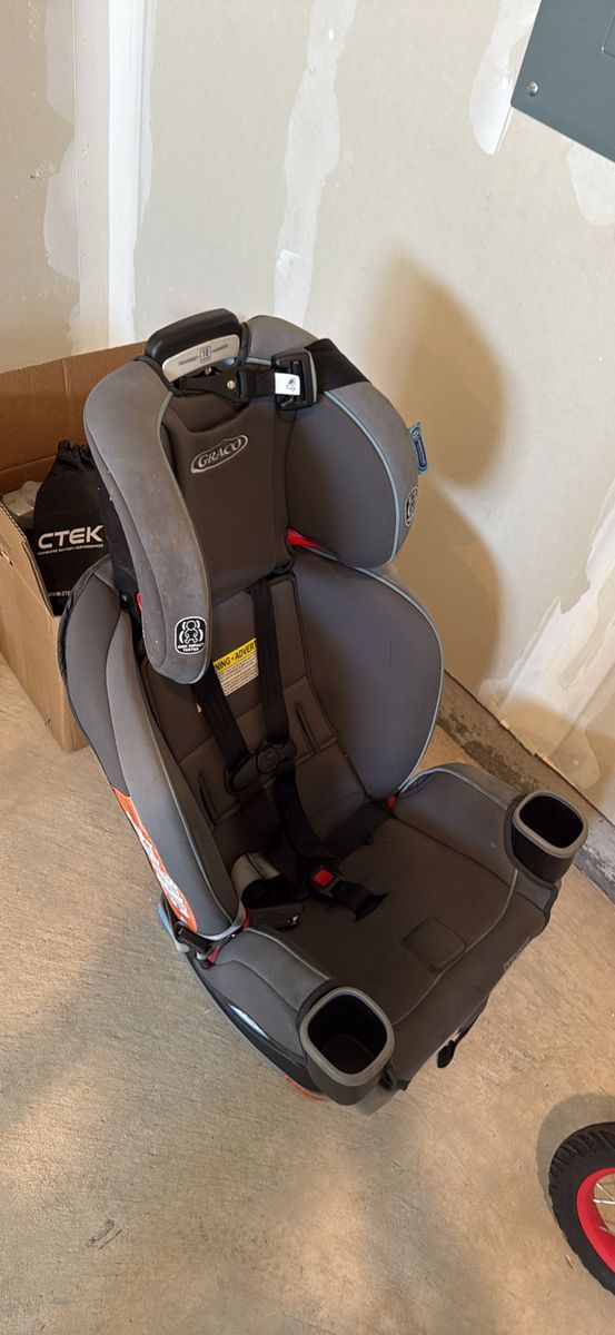 Like new Graco Extend2Fit Convertible Car Seat Grey