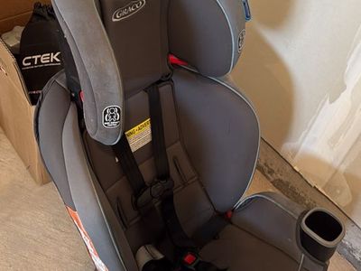Like new Graco Extend2Fit Convertible Car Seat Grey