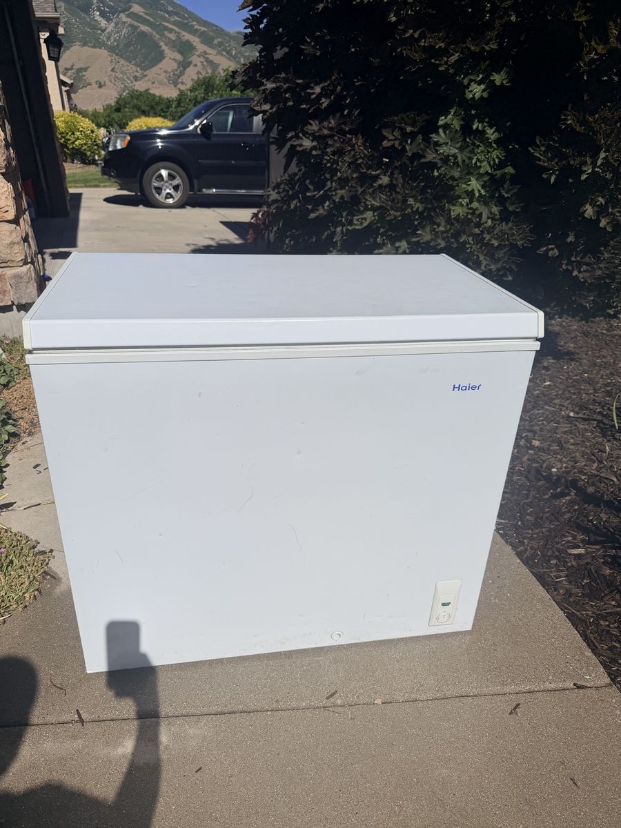 7.1 Cu. Ft. Chest Freezer – Super Clean