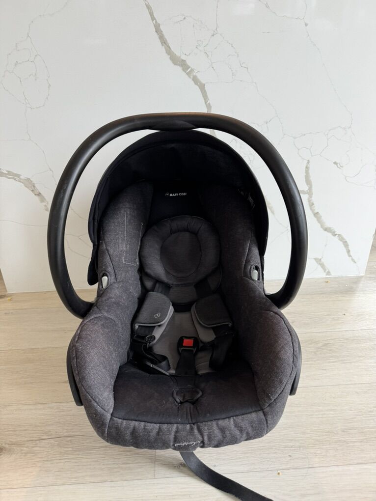 Maxi Cosi Car Seat W/ 2 Bases