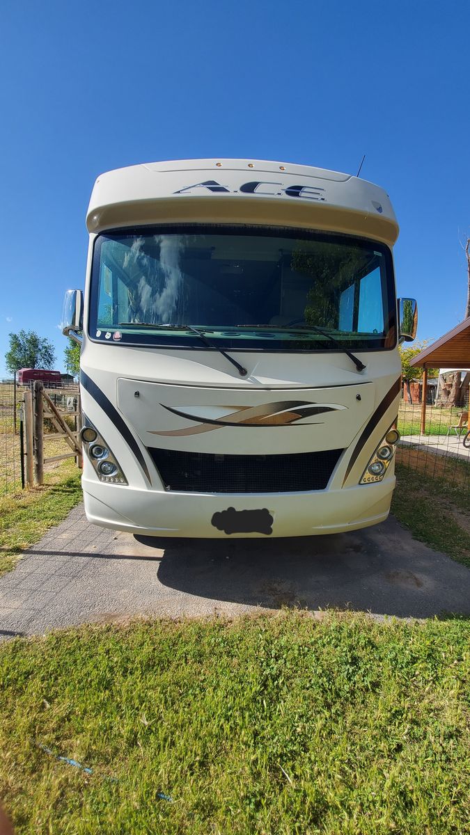 2016 Thor Motor Coach 30.2 Ford – Excellent Condition – Ready for Adventure!