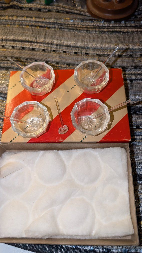 Vintage Set Of 4 Glass Salt Cellars With Glass Spoons In Original Box