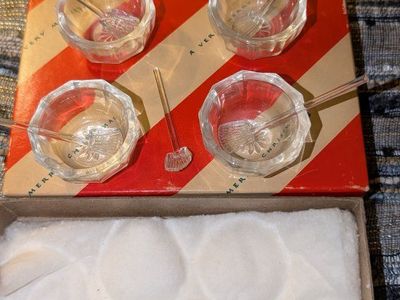 Vintage Set Of 4 Glass Salt Cellars With Glass Spoons In Original Box