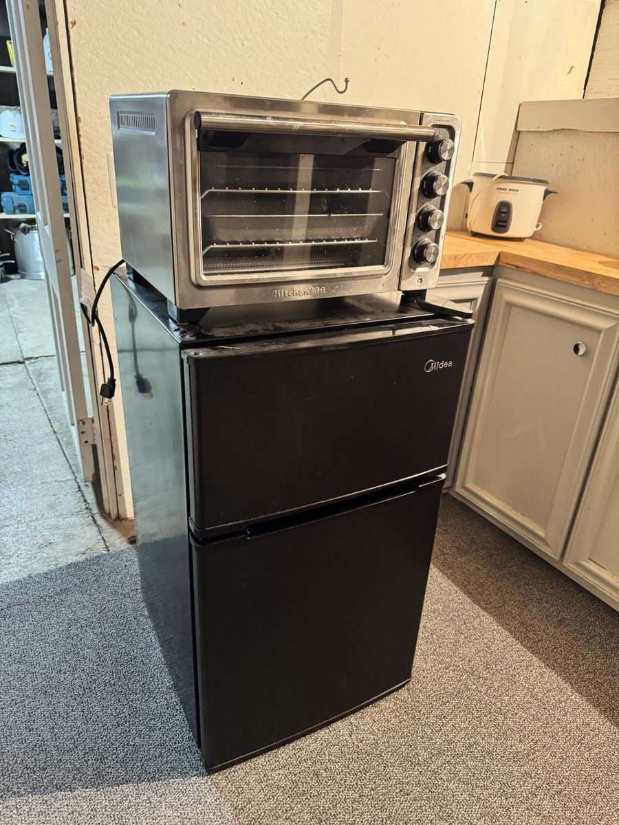 Midea Compact Refrigerator with Freezer/ toaster oven