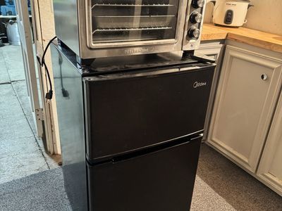Midea Compact Refrigerator with Freezer/ toaster oven