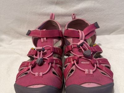 Keen youth, size 5 hot pink, washable, hiking sandals