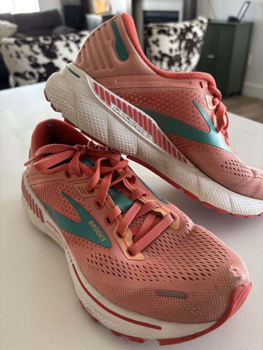 Women’s Brooks Adrenaline GTS 22 Size 6.5