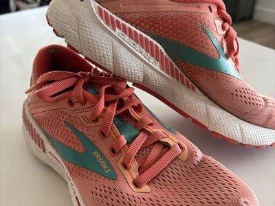 Women’s Brooks Adrenaline GTS 22 Size 6.5
