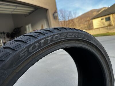 Pirelli SottoZERO3 Snow Tires 235/35R20