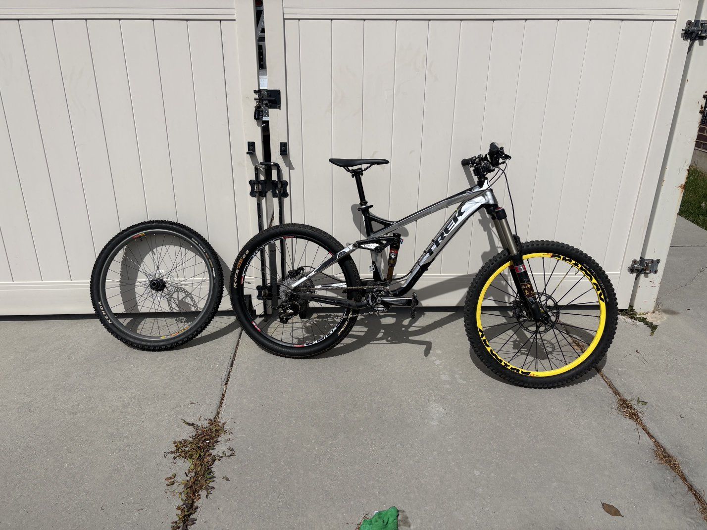 Trek Slash 9 Full Suspension Mountain Bike M/L 18.5 inch frame $900 obo