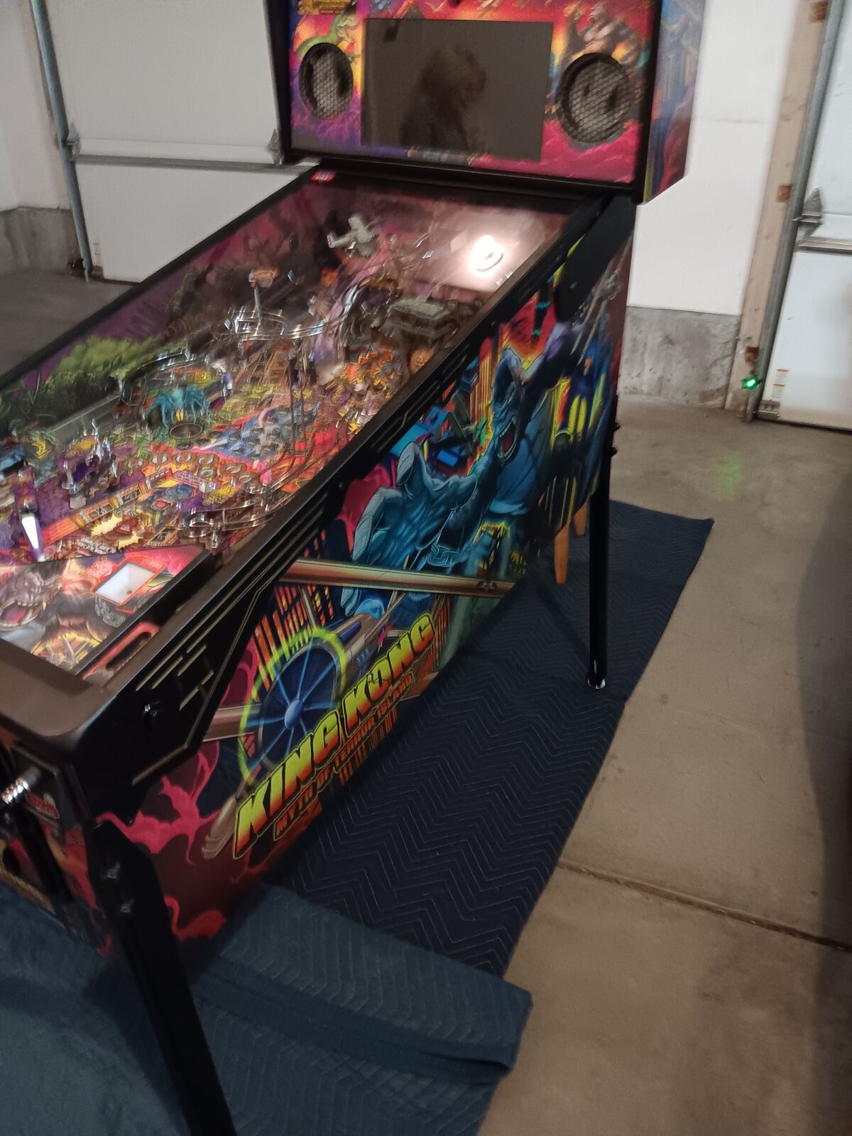 Stern King Kong Limited Edition Pinball Machine - 290 Plays