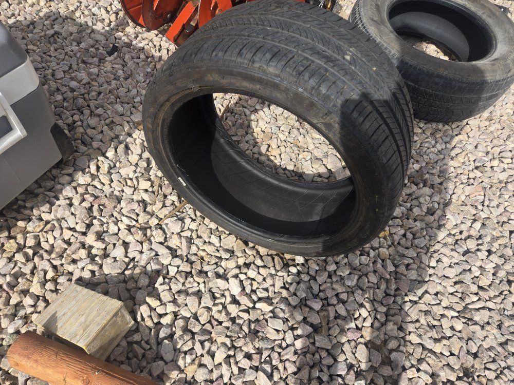255 35 19" Michelin Tire