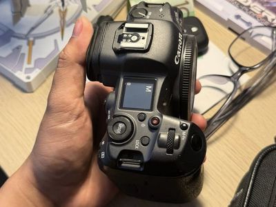 Canon EOS R5 Mirrorless Digital Camera & EF 70-200mm f/2.8L IS II USM Lens Kit