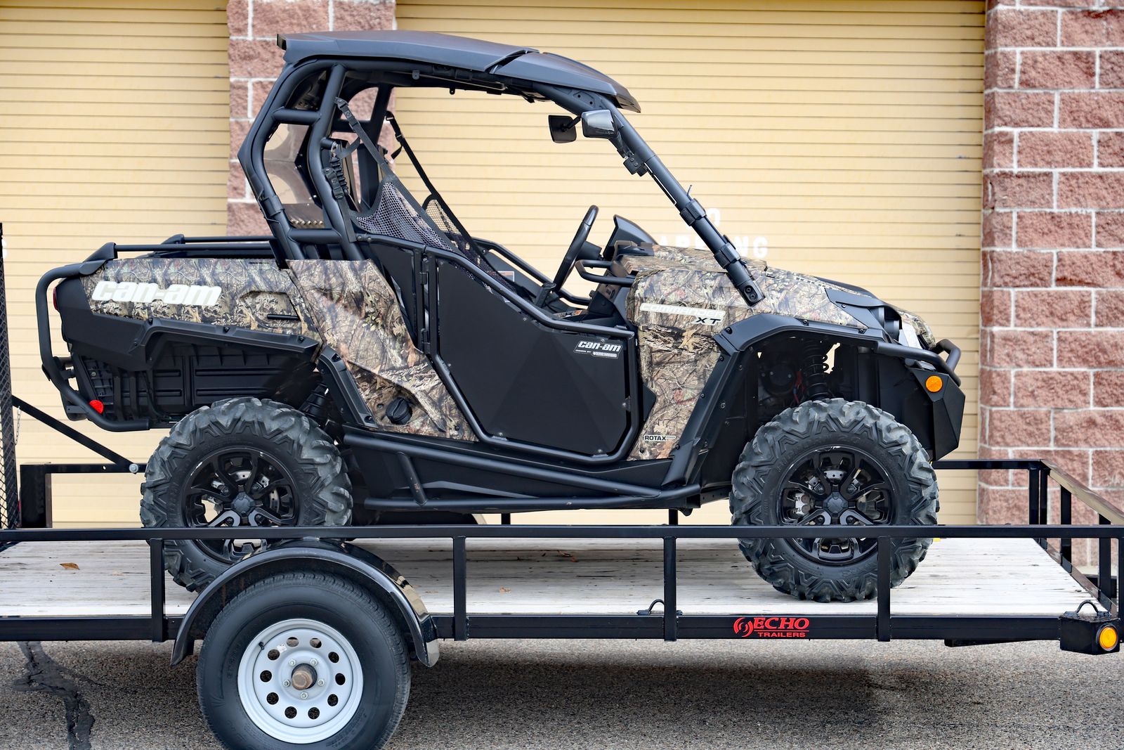 2017 Can-Am Commander XT 1,000 with Trailer