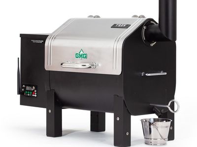 PENDING SALE Green Mountain Grills Smoker - Trek with brand new Pizza Oven attachment