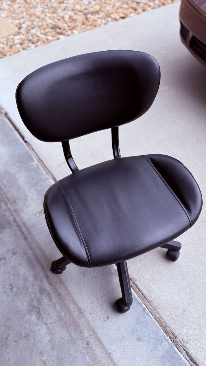Black Rolling and Spinning Office Chair
