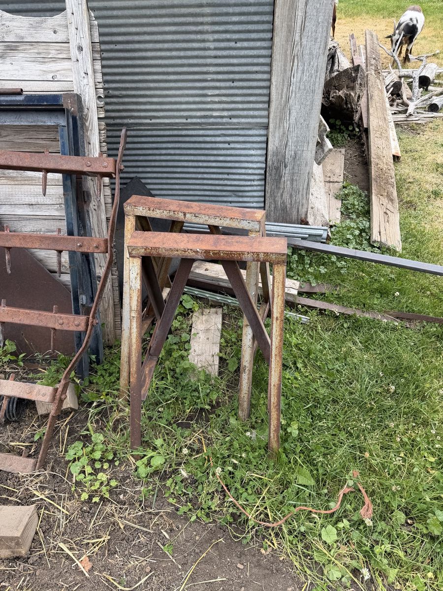 Metal saw horses