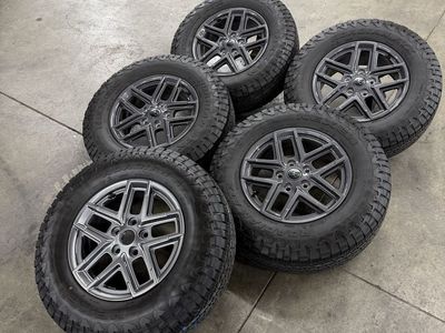 2024 jeep wrangler OEM 17in wheels/ 245/75/17 tires