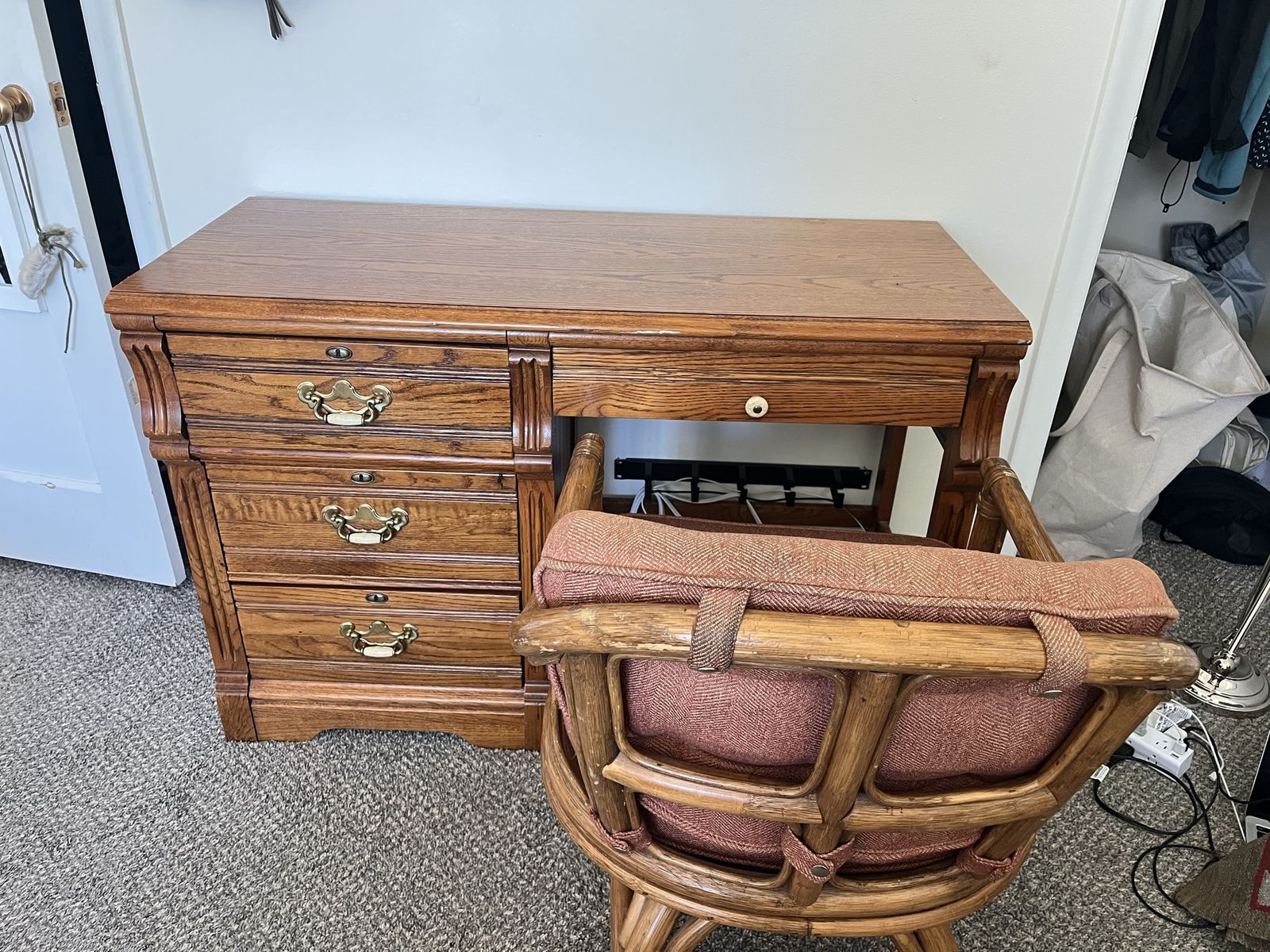 MUST GO TODAY! Solid beautiful oak desk and chair, excellent condition