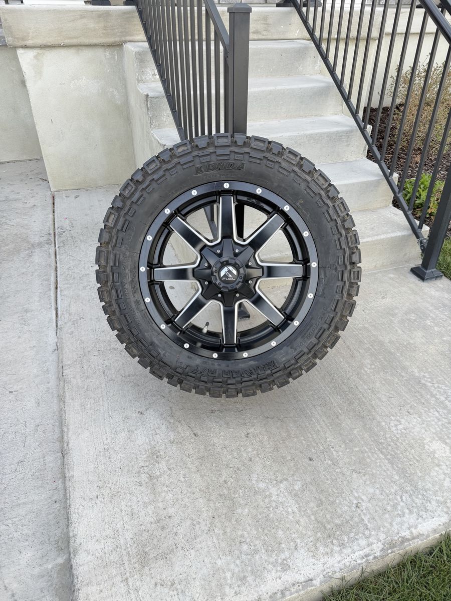 Chevy GMC 2500-3500 Rims and Tires 33/12.50R20