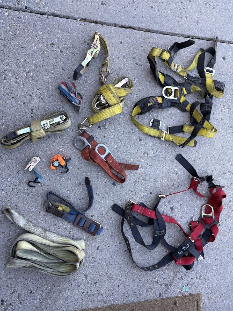 Different harnesses and heavy duty ratchets