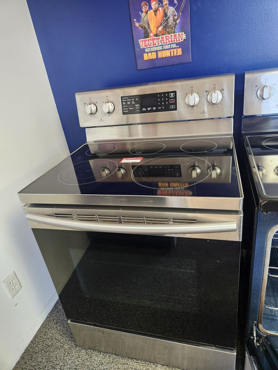 NICE SAMSUNG STAINLESS STEEL GLASS TOP RANGE! WITH A FULL WARRANTY