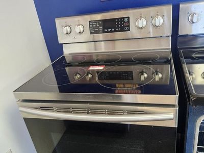 NICE SAMSUNG STAINLESS STEEL GLASS TOP RANGE! WITH A FULL WARRANTY