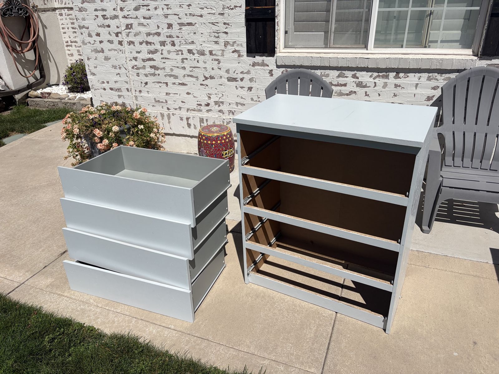 Light Gray Painted 4-Drawer Dresser / Chest of Drawers
