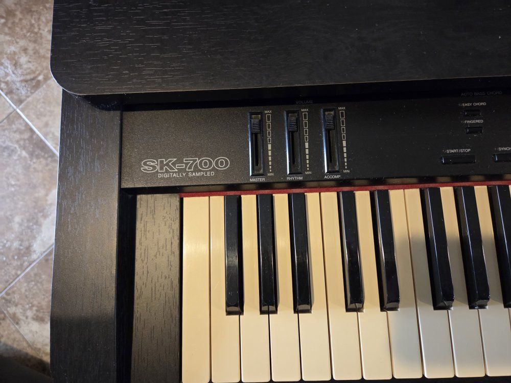 Suzuki SK-700 digital piano