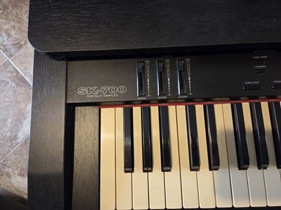 Suzuki SK-700 digital piano