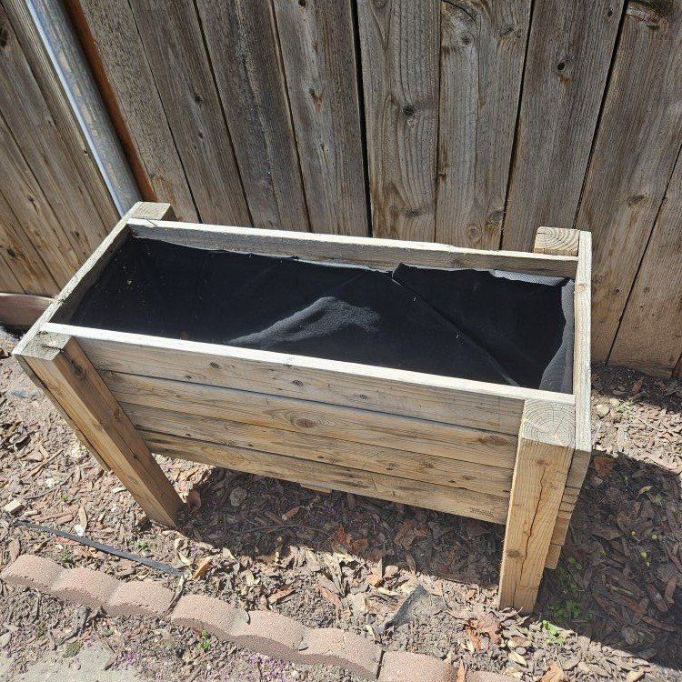 Elevated planter box