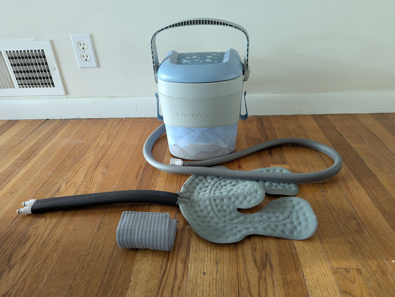 DonJoy Iceman Classic 3 Cold Therapy Unit with knee+hip wrap-on pads