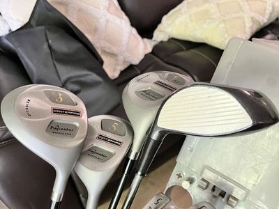 Golf club stand golf balls