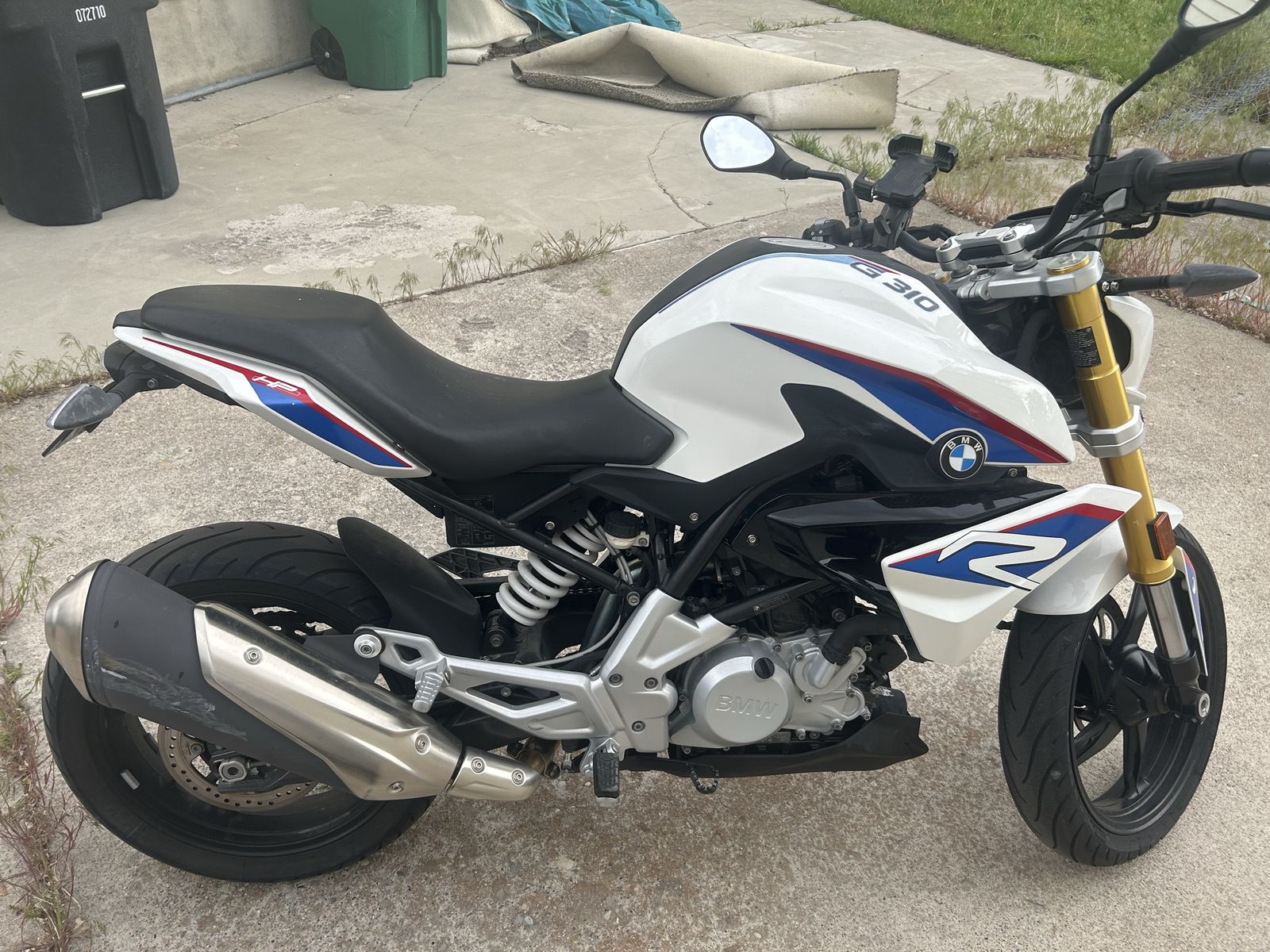 BMW G310 R Naked Sport Motorcycle - White/Red/Blue - Excellent Condition