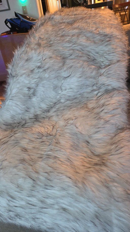 New 8×10 Faux Fur Rug