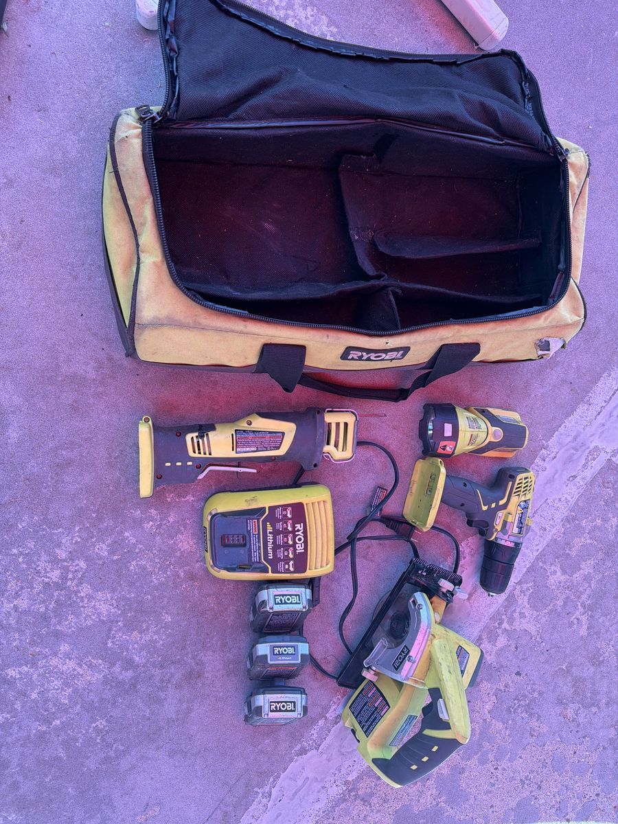 Ryobi tool kit, 12 V drill, circular saw, reciprocating, saw, flashlight and storage bag
