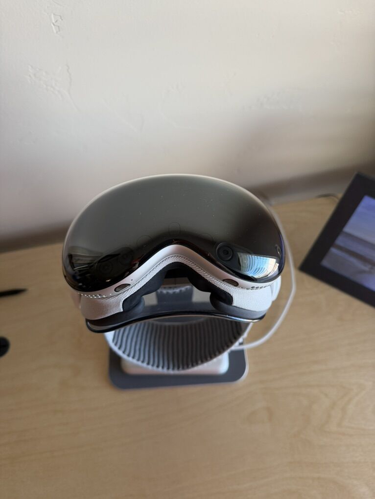 Apple Vision Pro M5 – 256GB | Like New | $2,500