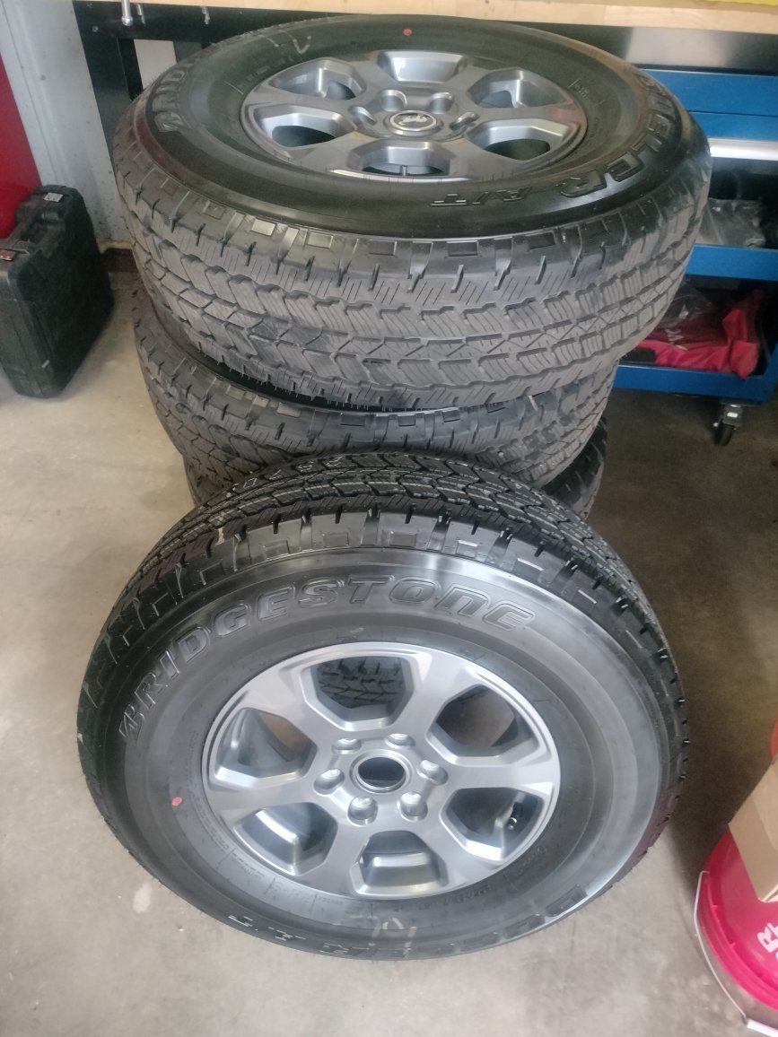 New takeoffs 5 Bridgestone Dueler H/T 255/75R17 Truck/SUV Tires with Bronco 17" Outer Banks Wheels & Ford OEM tpms sensors