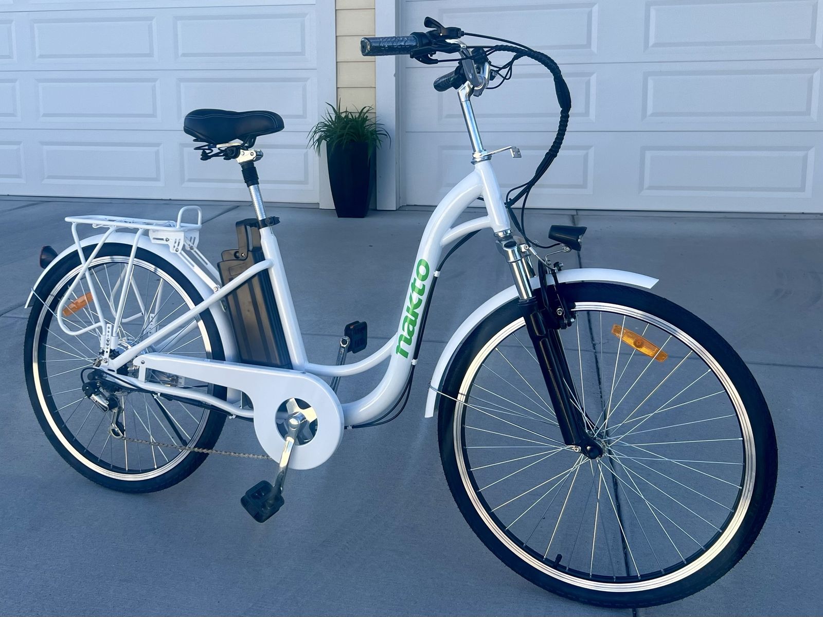 NAKTO 26" Super Cruiser White Electric City Bike with Rear Rack & Fenders -New