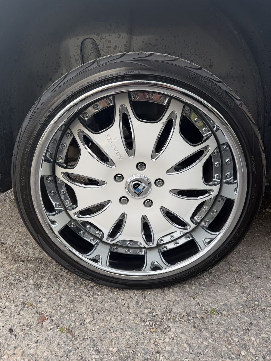 ASANTI wheels 275/30R20 in the back 245/35R20 in front $1200  5x120