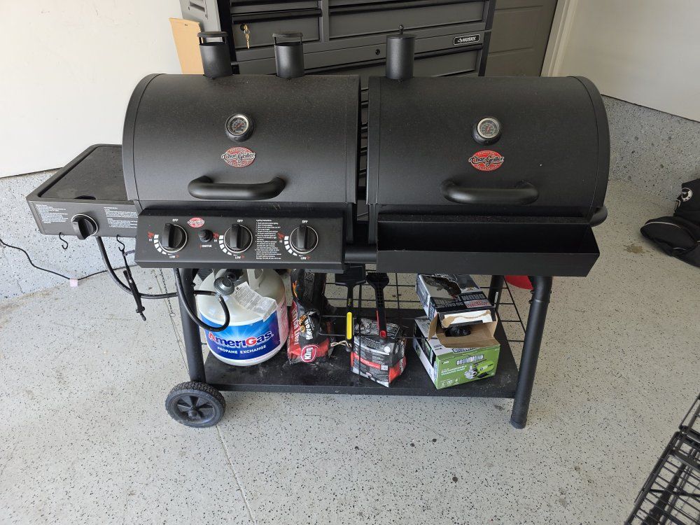 Char-griller dual gas and charcoal grill