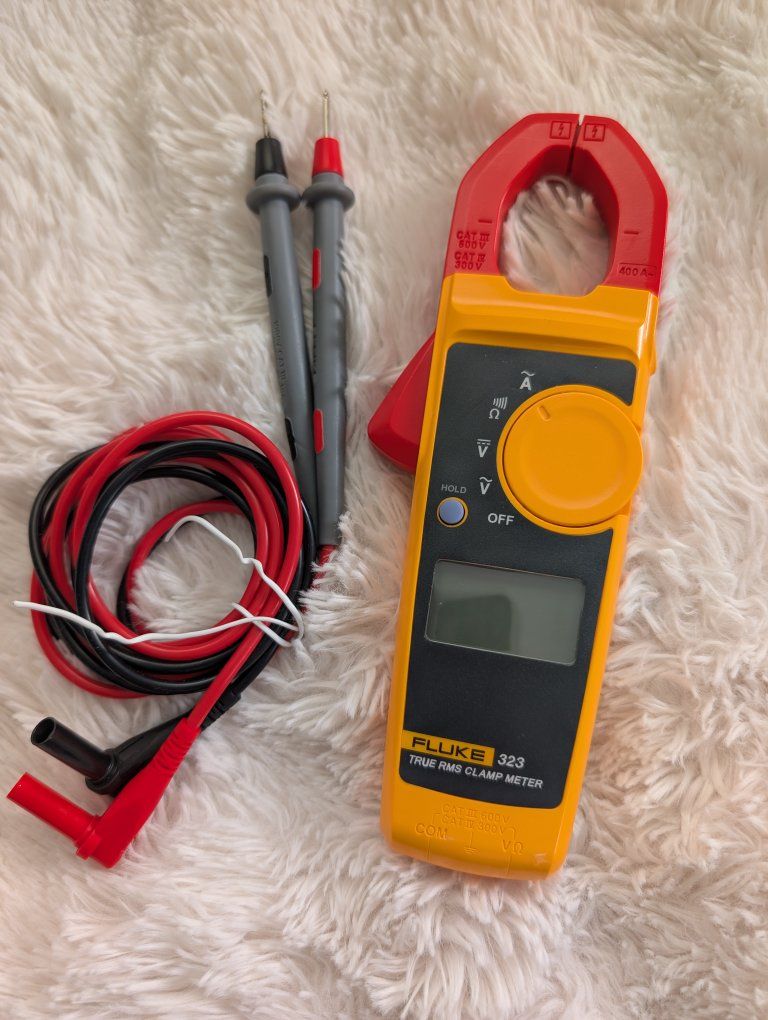 FLUKE 323 True RMS Clamp Meter