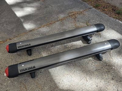 Aerodynamic Yakima FatCat 6 roof-mounted ski rack