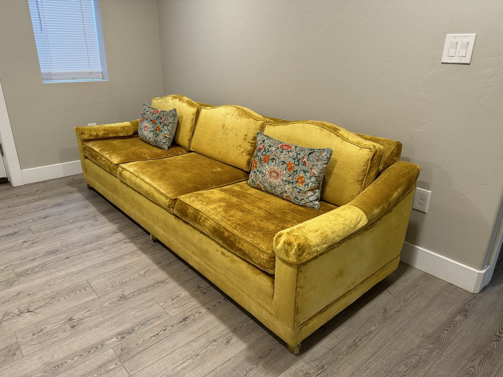 Vintage mustard/golden velvet couch – great bones