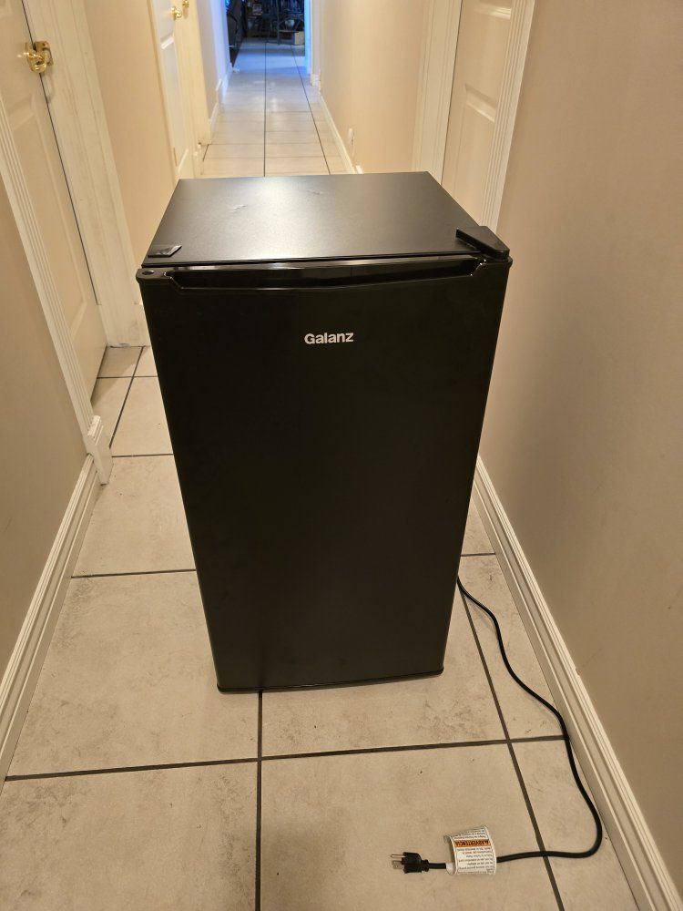 Galanz Compact Refrigerator in Black